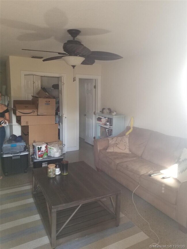 11 Tropical Dr-Unit -4 in Boynton Beach, FL - Foto de edificio - Building Photo