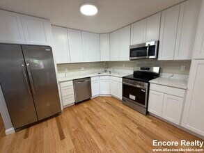 1850 Beacon St, Unit 3 in Brookline, MA - Building Photo - Building Photo