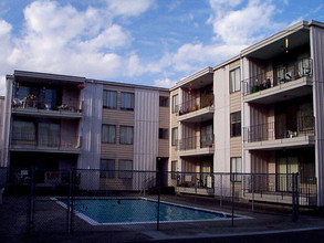 Amber Glo Apartments in Seattle, WA - Foto de edificio - Building Photo