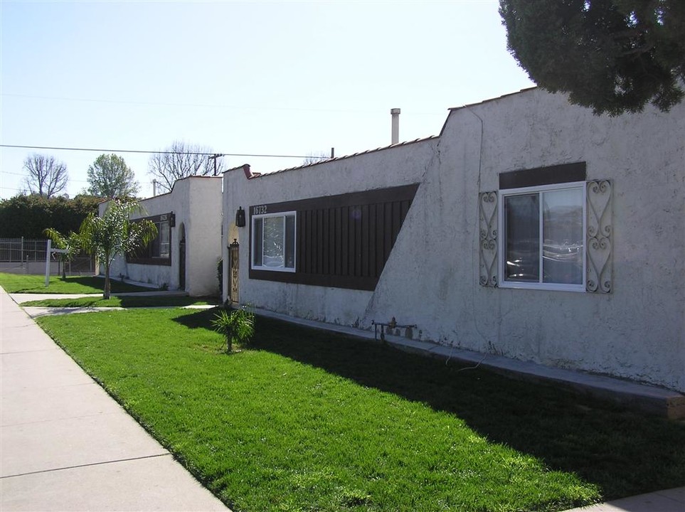 16726-16732 Saticoy St in Van Nuys, CA - Building Photo