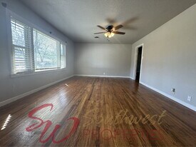 108 S Blakeney St in Stephenville, TX - Building Photo