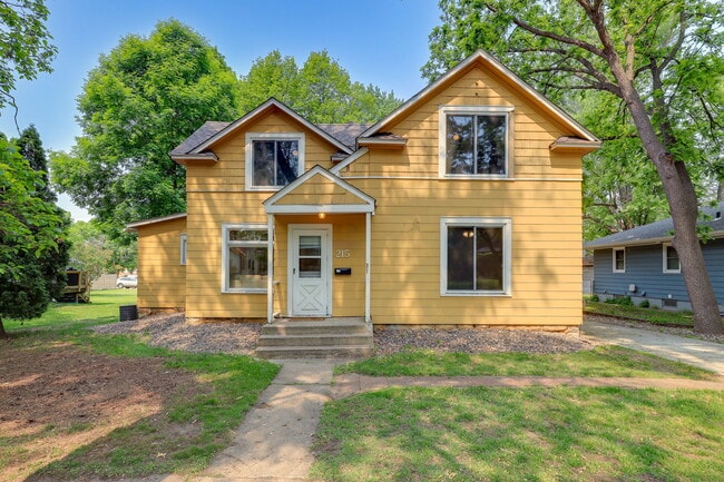 property at 215 N 3rd St