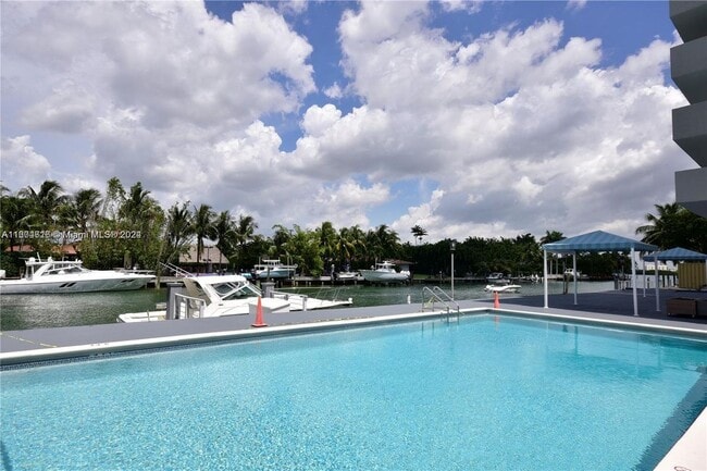 10000 W Bay Harbor Dr in Bay Harbor Islands, FL - Foto de edificio - Building Photo