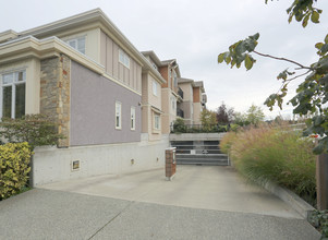 7088 W Saanich Rd in Central Saanich, BC - Building Photo - Building Photo