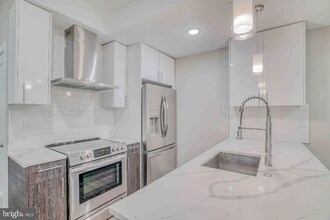 2222 Frankford Ave in Philadelphia, PA - Building Photo - Building Photo