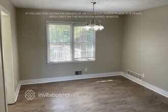 215 Simpson Dr NE in Kennesaw, GA - Foto de edificio - Building Photo