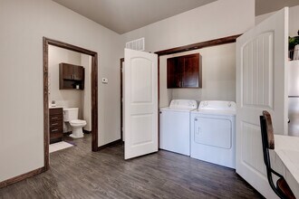 400 E Elk St in Carthage, MO - Foto de edificio - Building Photo