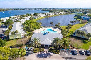 102 Pompano Dr SE in St. Petersburg, FL - Building Photo