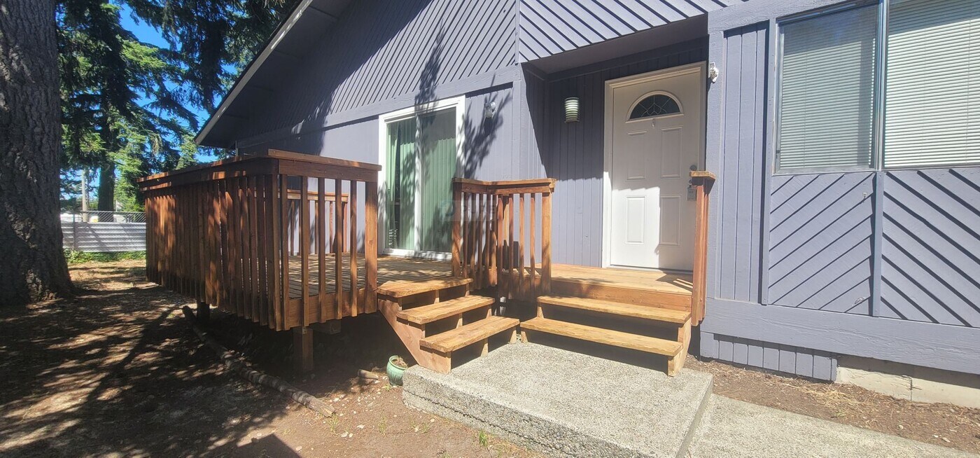 8104 N Bicentennial Loop SE in Olympia, WA - Building Photo