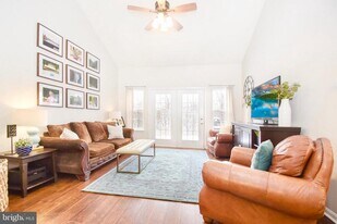 102 Peregrine Ln in Hummelstown, PA - Building Photo