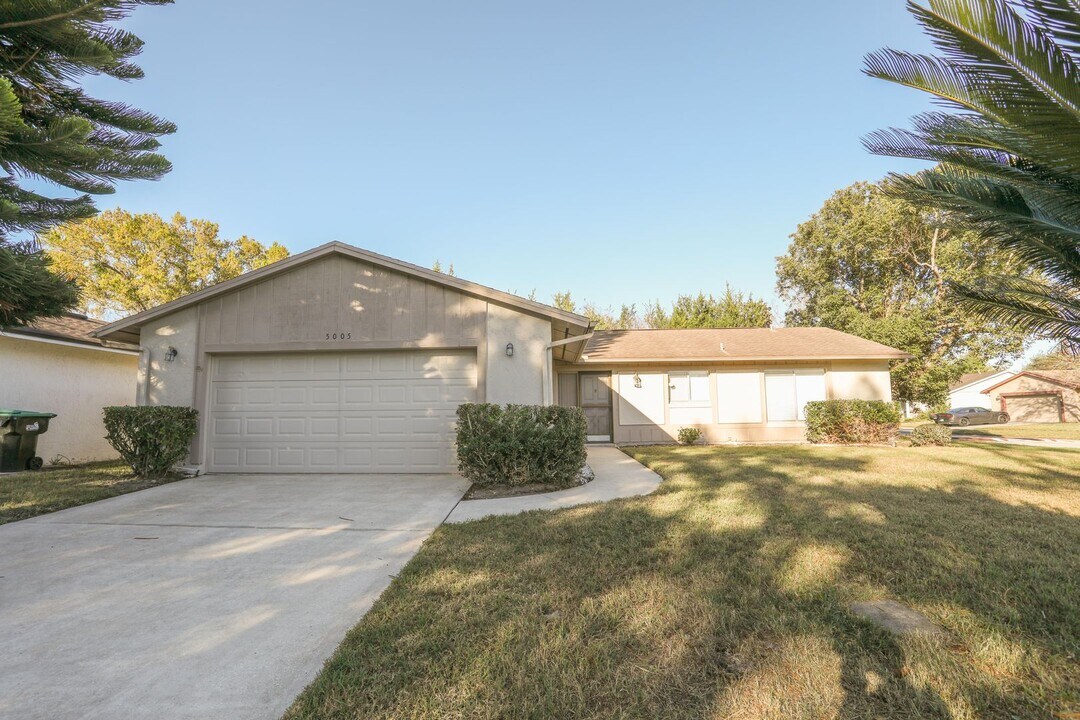 5005 Ledgewood Way in Orlando, FL - Foto de edificio