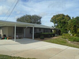 991 April Ln in North Fort Myers, FL - Building Photo