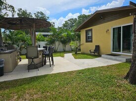 1006 14th Ave NW in Largo, FL - Building Photo