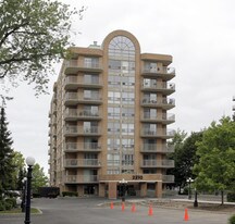 Lakeforest in Burlington, ON - Building Photo