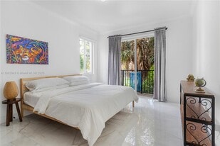 400 SW 2nd St in Miami, FL - Building Photo