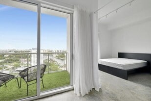 10 SW South River Dr in Miami, FL - Building Photo