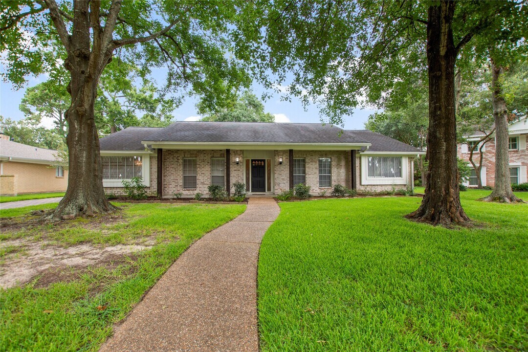 402 Forest Lake Dr in Seabrook, TX - Building Photo