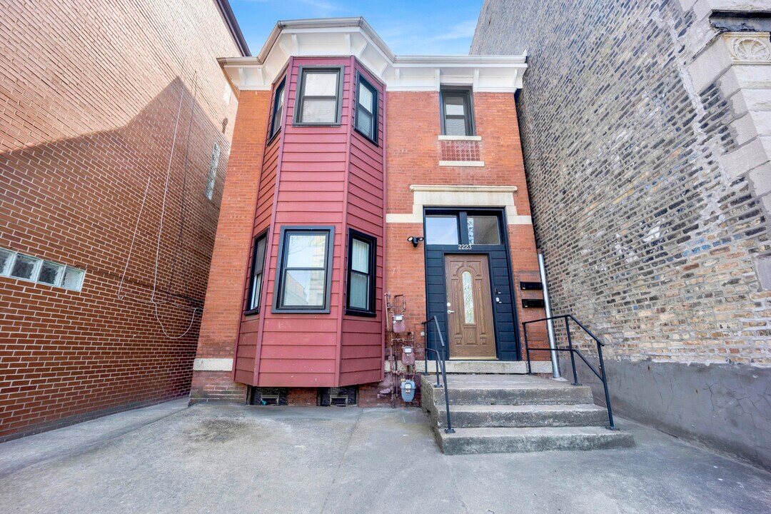 2223 W Taylor St in Chicago, IL - Building Photo