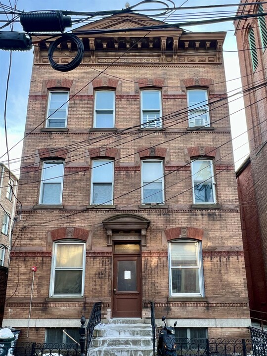 135 Bowers St in Jersey City, NJ - Building Photo