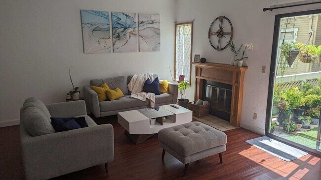 942 La Mesa Ter, Unit B in Sunnyvale, CA - Building Photo - Building Photo