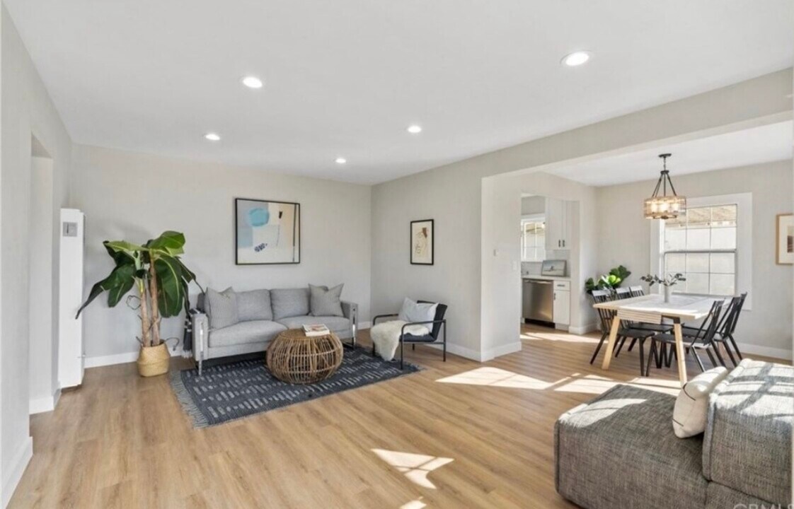 713 W 118th St in Los Angeles, CA - Building Photo