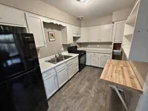 921 College Ave, Unit #B in Wheaton, IL - Foto de edificio - Building Photo