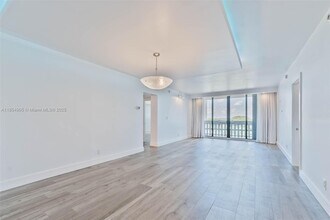 90 Edgewater Dr in Miami, FL - Building Photo - Building Photo