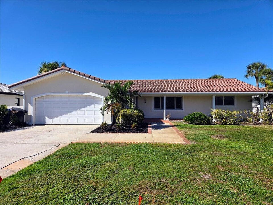 2053 Michigan Ave NE in St. Petersburg, FL - Building Photo