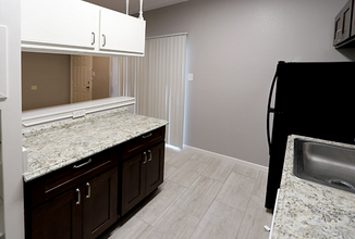 8800 Westplace Dr, Unit 101 in Houston, TX - Building Photo - Building Photo