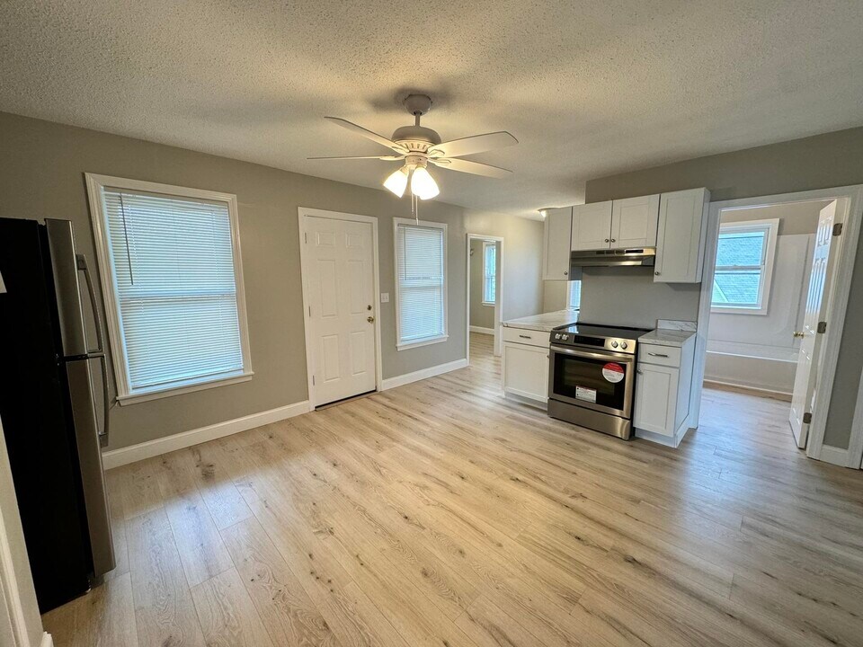 37 Brown Ave in Manchester, NH - Building Photo