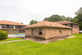 Greenwell & Lone Oak in Baton Rouge, LA - Building Photo - Building Photo