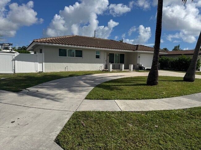 580 NW 13th Dr in Boca Raton, FL - Building Photo - Building Photo