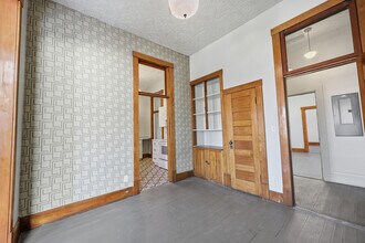 217 N Sibley Ave, Unit 1 in Litchfield, MN - Foto de edificio - Building Photo