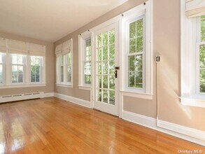 70 Beechwood Ave in Manhasset, NY - Building Photo - Building Photo