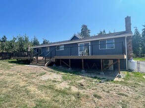 735 Greenoch Loop in Oak Harbor, WA - Building Photo - Building Photo