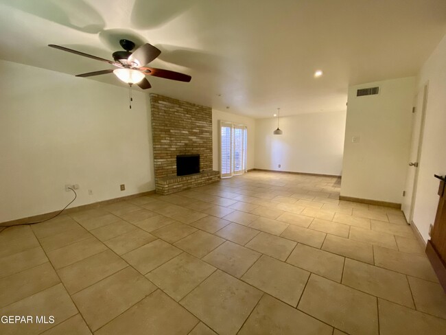 350 Thunderbird Dr in El Paso, TX - Building Photo - Building Photo