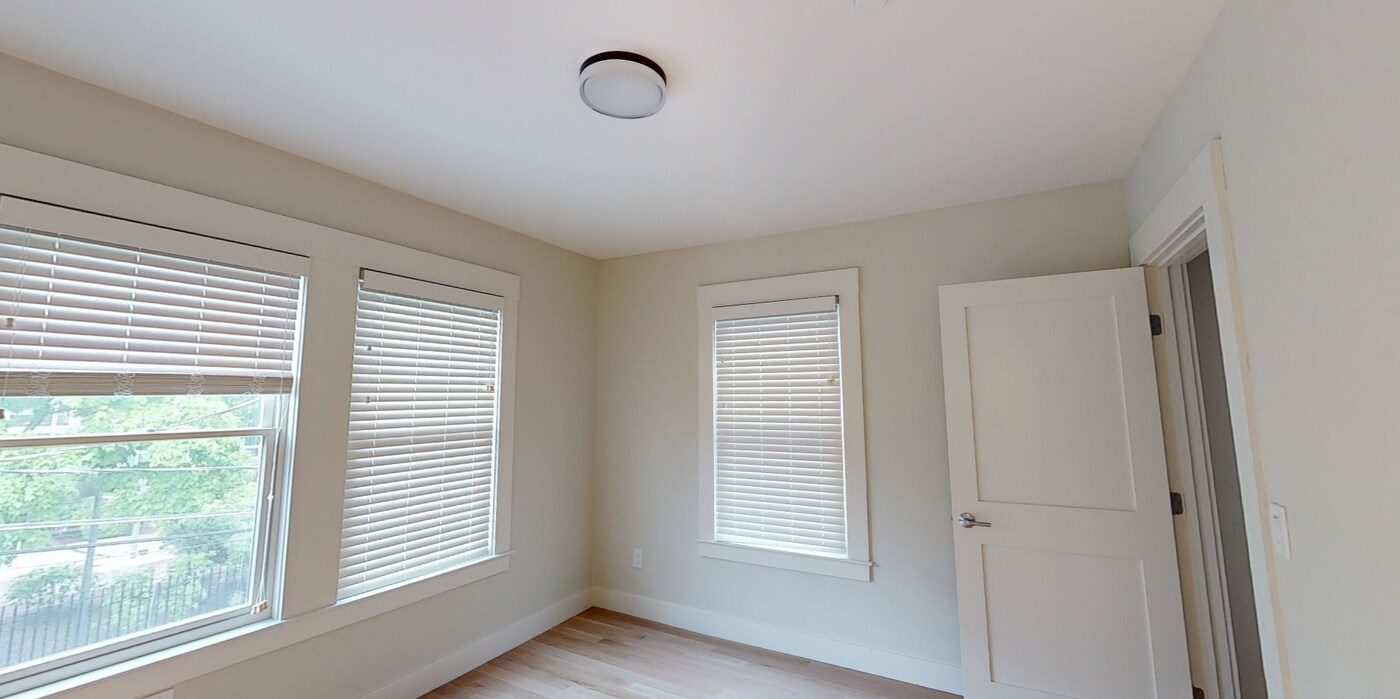 208 Banks St, Unit 2 in Cambridge, MA - Building Photo