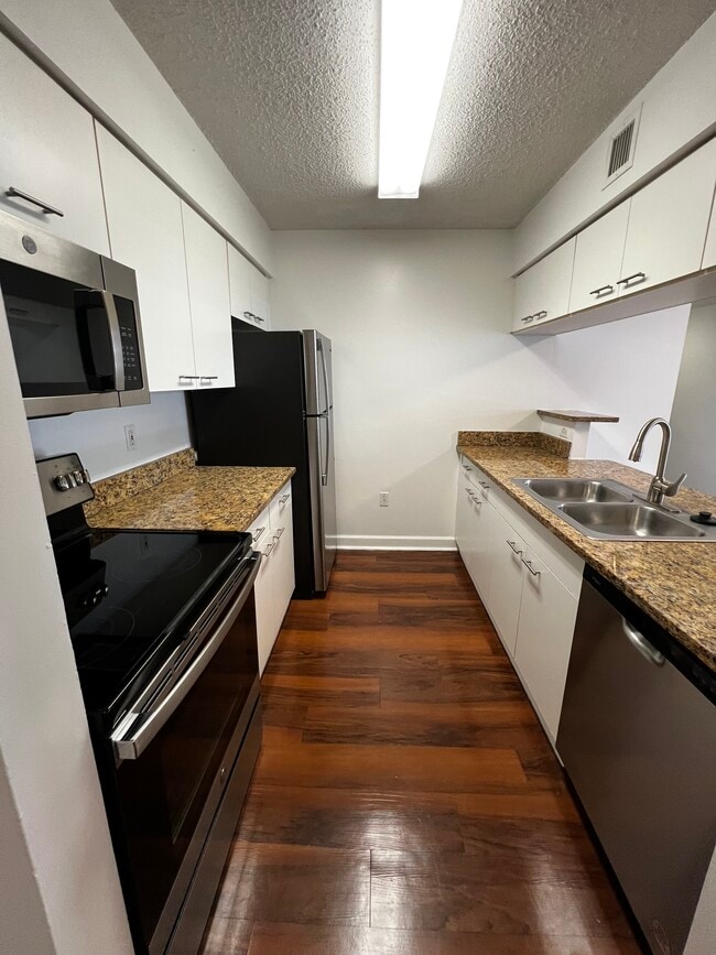 349 NE 33rd St, Unit B2 in Miami, FL - Building Photo - Building Photo