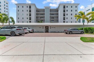 226 Golden Gate Point in Sarasota, FL - Building Photo - Building Photo