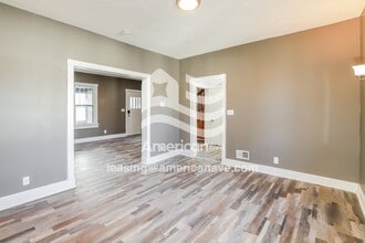 2720 Newport Ave in Omaha, NE - Foto de edificio - Building Photo