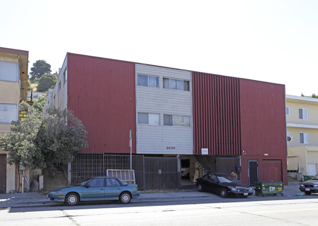 8656 MacArthur Blvd in Oakland, CA - Foto de edificio - Building Photo