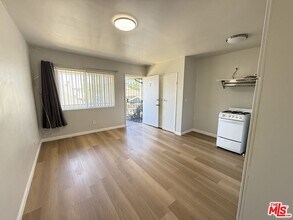 1138 S Mariposa Ave in Los Angeles, CA - Building Photo - Building Photo