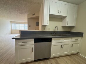 10241 Commerce Ave in Los Angeles, CA - Foto de edificio - Building Photo