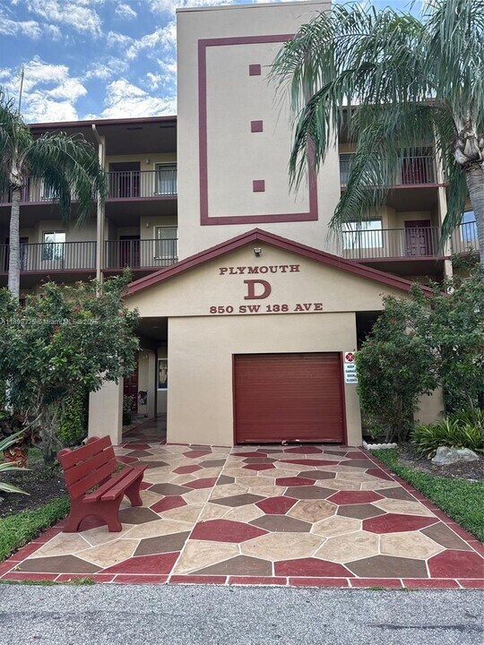 850 SW 138th Ave in Pembroke Pines, FL - Building Photo
