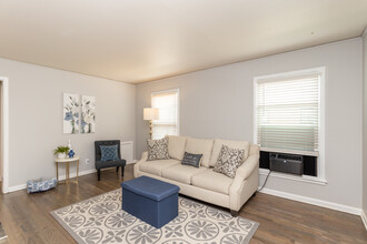 Gladstone Apartments in Omaha, NE - Building Photo - Interior Photo