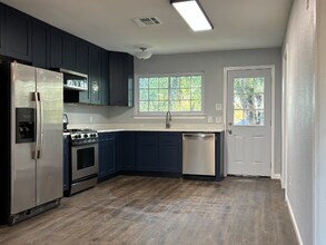 2325 Lakehurst Dr in Austin, TX - Foto de edificio - Building Photo