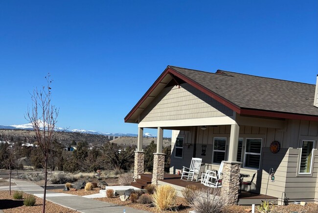 property at 1040 SE Greenleaf Ln