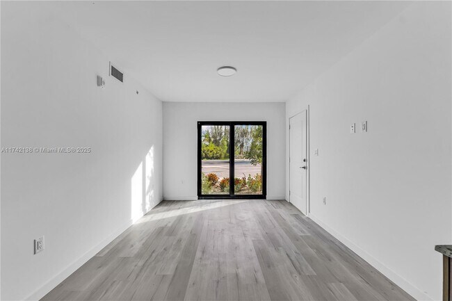 175 NW 160th St-Unit -108 in Miami, FL - Building Photo - Building Photo