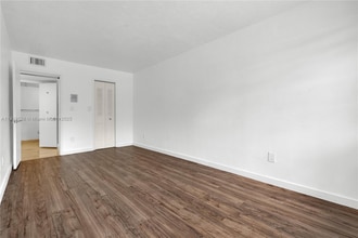 9823 SW 93rd Terrace in Miami, FL - Foto de edificio - Building Photo