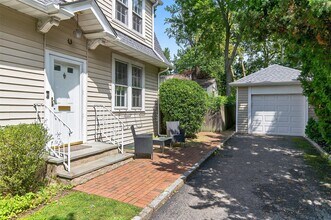 9 Vista Way in Port Washington, NY - Foto de edificio - Building Photo